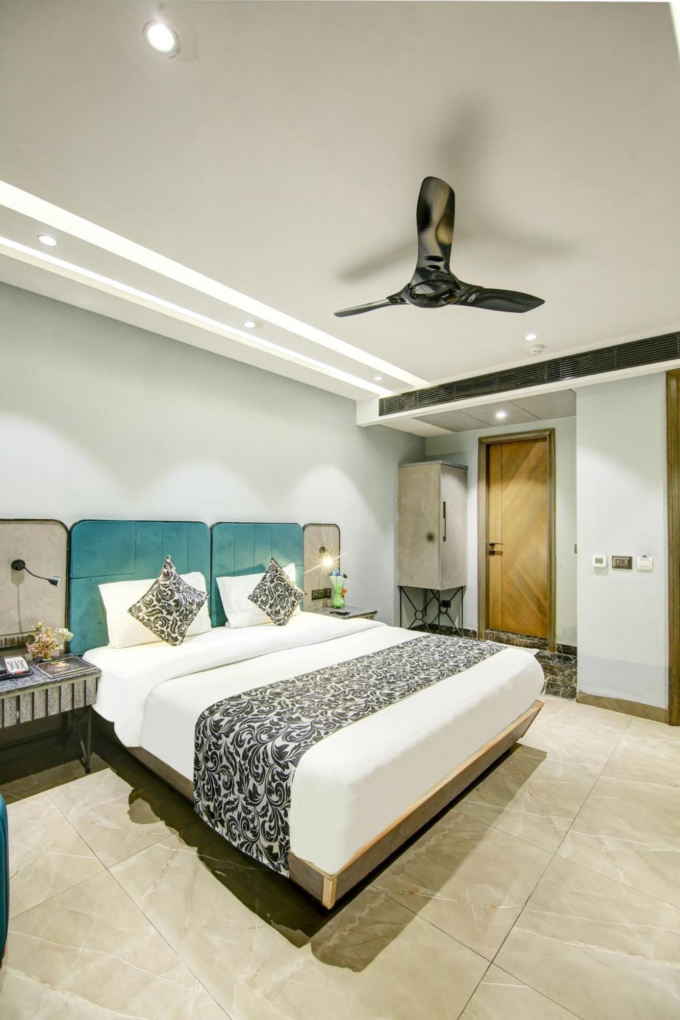 Hotel Uptown - 1Km Connaught Place New Delhi Exterior photo